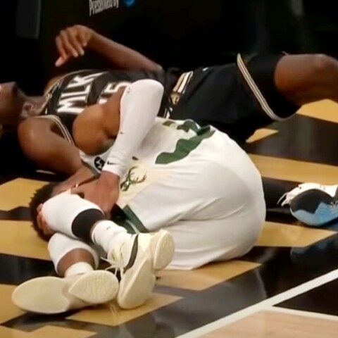 Ο Γιάννης Αντετοκούνμπο τη στιγμή του τραυματισμού του