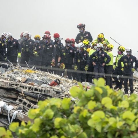 Συνεχίζονται οι έρευνες για τον εντοπισμό επιζώντων στα συντρίμμια της πολυκατοικίας στη Φλόριντα