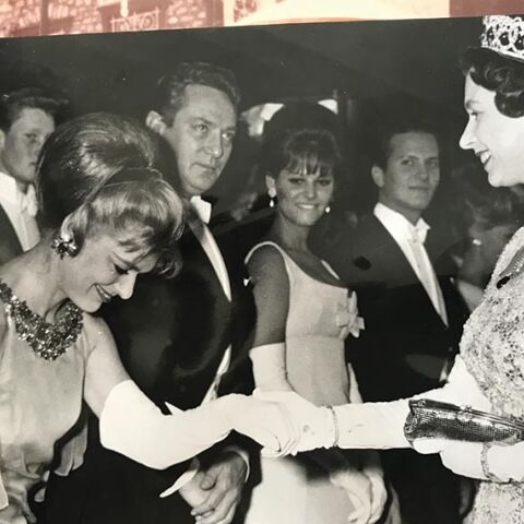 Η Μελίνα Μερκούρη συναντά τη βασίλισσα Ελισσάβετ σε φιλανθρωπική εκδήλωση στον κινηματογράφο Odeon