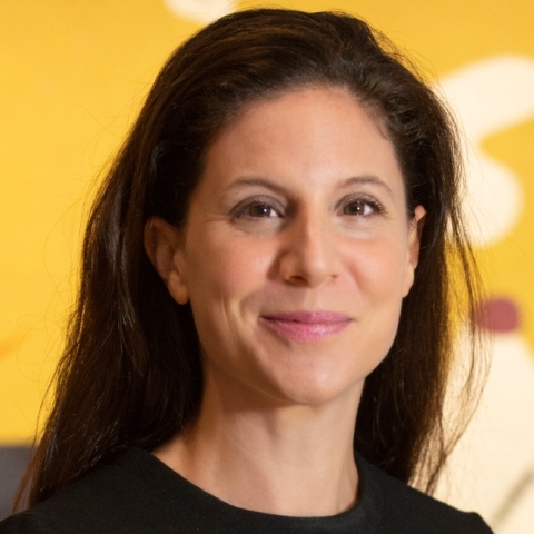 Η Μαρία Κουτσομάλλη, υπεύθυνη συλλογών του Ιδρύματος Βασίλη & Ελίζας Γουλανδρή