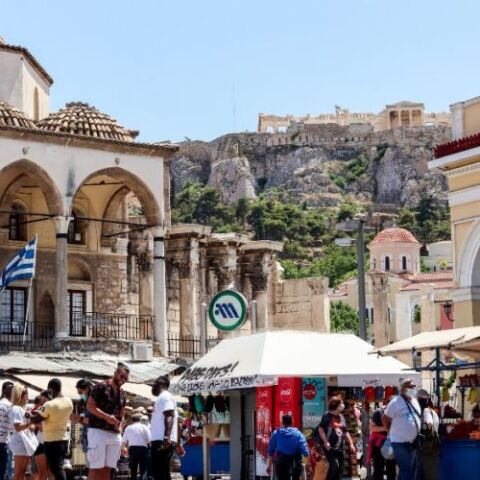 Η πλατεία στο Μοναστηράκι