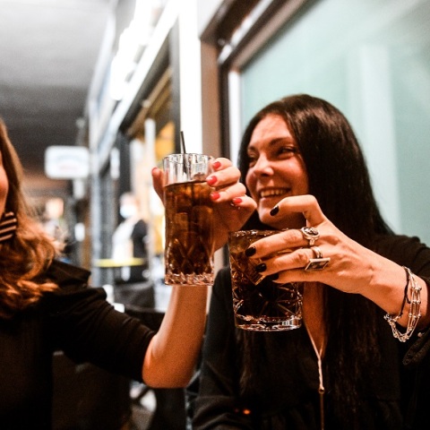 Έξοδος για ποτό μετά το lockdown - Τι αλλάζει πλέον στη διασκέδαση