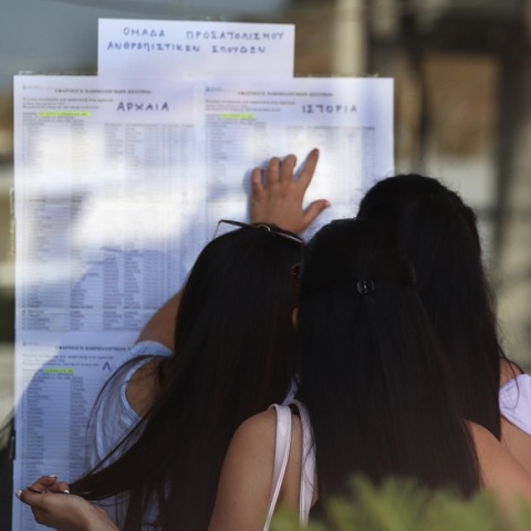 Πανελλήνιες: Στιγμιότυπο από την ανακοίνωση των αποτελεσμάτων στα σχολεία