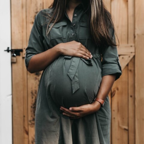 Μία έγκυος γυναίκα που κρατάει την κοιλιά της © Unsplash/Camylla Battani
