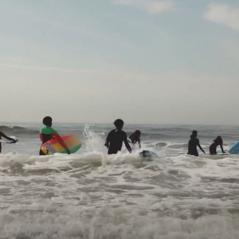 The Freedom to be: Η νέα web series σειρά που θέλει να αναδείξει την μαύρη κουλτούρα της Νέας Υόρκης, καταπιάνεται με την κοινότητα των σέρφερς στην περιοχή του Ρόκαγουει