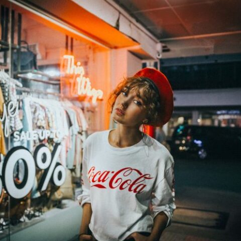 Γυναίκα με μπερέ έξω από κατάστημα ρούχων