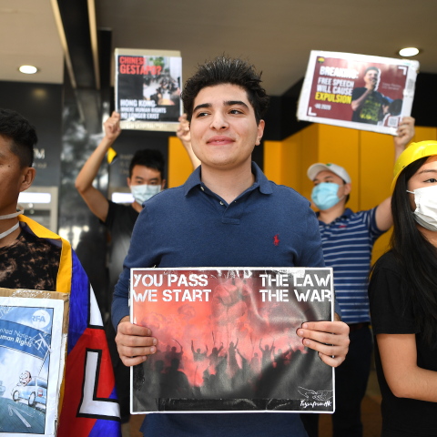 Φοιτητές και ο ακτιβιστής του Πανεπιστημίου του Κουίνσλαντ Drew Pavlou σε διαμαρτυρία υπέρ του Χονγκ Κονγκ, έξω από το κινεζικό προξενείο στο Μπρίσμπεϊν της Αυστραλίας