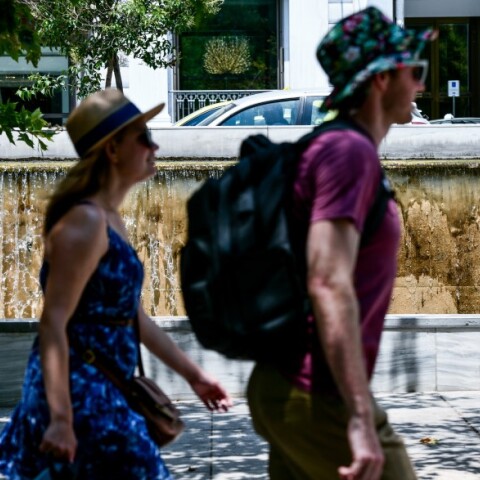 Δύο άνθρωποι περπατάνε στο κέντρο της Αθήνας © Eurokinissi/ΜΠΟΛΑΡΗ ΤΑΤΙΑΝΑ