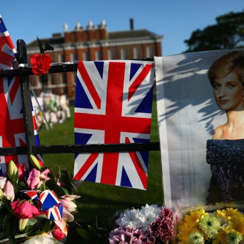 Λουλούδια και αφίσες της Νταϊάνα στην πύλη του Κένσιγκτον © EPA/NEIL HALL
