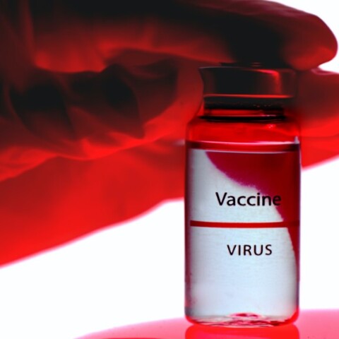 Φιάλη με εμβόλιο © Pexels/Artem