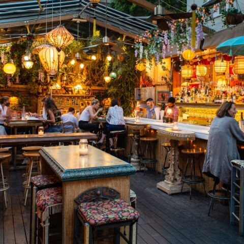 Η δροσερή αυλή του Buba bistrot exotique