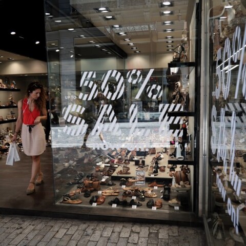 Οι θερινές εκπτώσεις θα ξεκινήσουν μία εβδομάδα νωρίτερα, στις 5 Ιουλίου σε μία προσπάθεια τόνωσης της αγοράς © Eurokinissi/BΑΣΙΛΗΣ ΡΕΜΠΑΠΗΣ