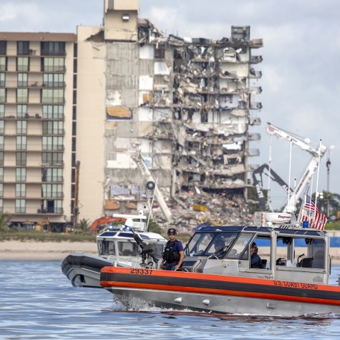 Κατάρρευση πολυκατοικίας στη Φλόριντα