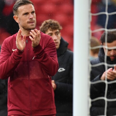 O Tζόρνταν Χέντερσον χειροκροτάει © EPA/Paul Ellis