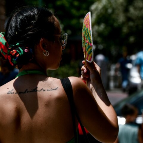 Μια γυναίκα με βεντάλια στο κέντρο της Αθήνας © Eurokinissi/ΜΠΟΛΑΡΗ ΤΑΤΙΑΝΑ