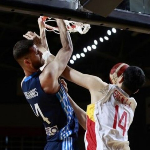 Ο Παπαγιάννης σε κάρφωμά του