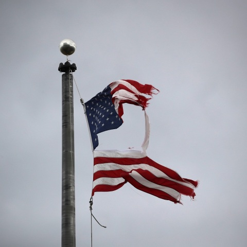 Αμερικάνικη σημαία με σχισμές που κυματίζει