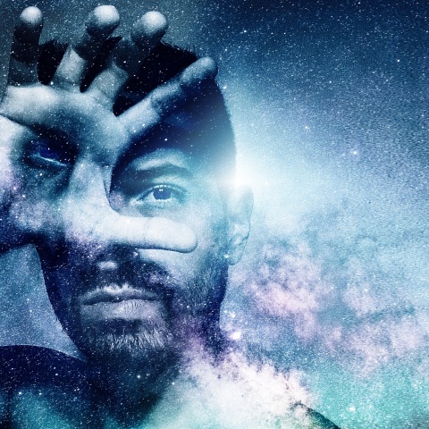 Άνδρας με φόντο τον γαλαξία