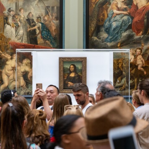 Φωτογραφία από το Λούβρο-Επισκέπτες θαυμάζουν τη Μόνα Λίσα © Unsplash/rumman amin