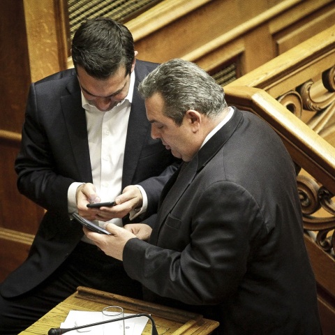 Αλέξης Τσίπρας και Πάνος Καμμένος κοιτάζουν τα κινητά τους τηλέφωνα στη Βουλή