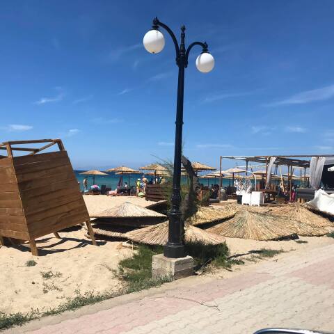 Ανεμοστρόβιλος έπληξε την Κυριακή την παραλία των Νέων Μουδανιών στη Χαλκιδική, προκαλώντας υλικές ζημιές, ενώ 2 άτομα τραυματίστηκαν.