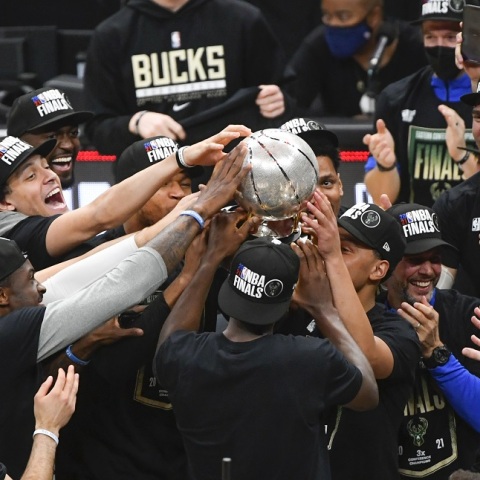 Οι Μιλγουόκι Μπακς του Γιάννη Αντετοκούνμπο προκρίθηκαν στους τελικούς NBA κατακτώντας το πρωτάθλημα της Ανατολικής Περιφέρειας.