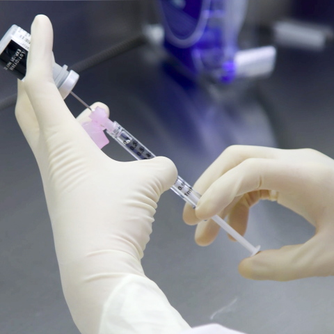 Μετά τους μαζικούς εμβολιασμούς, ο μέσος ημερήσιος αριθμός θανάτων από Covid στις ΗΠΑ ήταν 342, γεγονός που έφερε τη νόσο πλέον στην έβδομη θέση