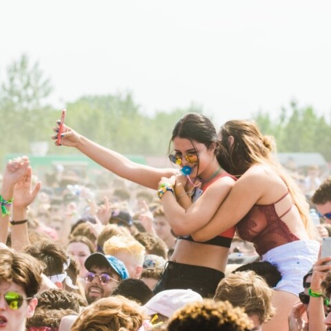 Φωτογραφία από καλοκαιρινό Φεστιβάλ με νέους που διασκεδάζουν © Pexels / Wendy
