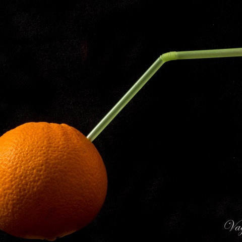Πορτοκάλι και πλαστικό καλαμάκι
