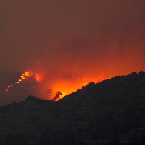 Ο 67χρονος που συνελήφθη ως ύποπτος για τη μεγάλη φωτιά στην Κύπρο παρουσιάστηκε στο Επαρχιακό δικαστήριο Λεμεσού χωρίς νομική εκπροσώπηση