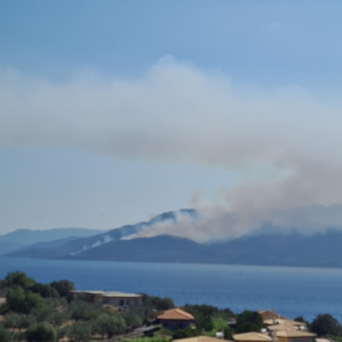 Ένα σπίτι κάηκε από τη φωτιά που ξέσπασε την Κυριακή στα Μέθανα, παραμένουν στην περιοχή οι πυροσβεστικές δυνάμεις. Μαίνονται οι πυρκαγιές εδώ και 24 ώρες.  