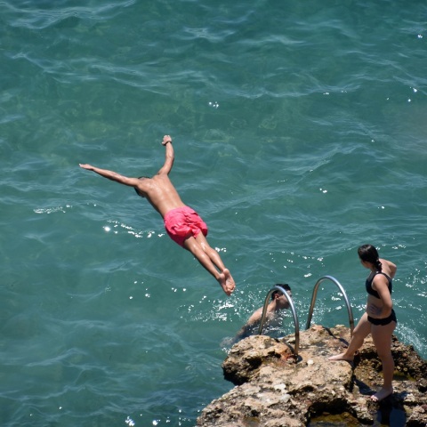 Σοβαρά τραυματίστηκε στον αυχένα ένας 16χρονος στα Χανιά της Κρήτης, έπειτα από βουτιά – Κρίθηκε απαραίτητη η άμεση μεταφορά του στο Ηράκλειο.
