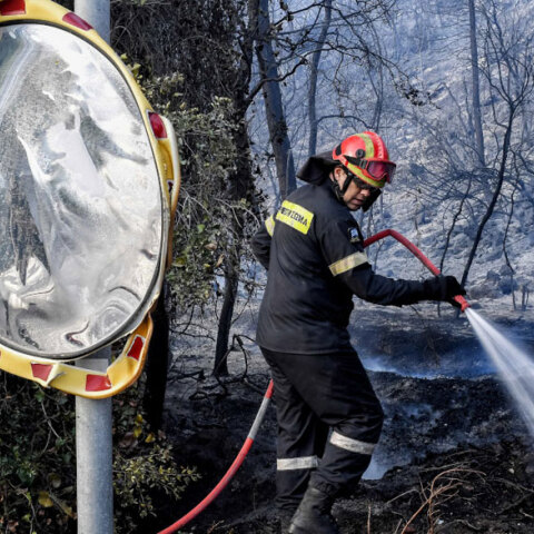 Πυροσβέστης επιχειρεί σε δασική πυρκαγιά (ΦΩΤΟ ΑΡΧΕΙΟΥ) - Η φωτιά στην Πάρνηθα ξεκίνησε από κεραυνούς