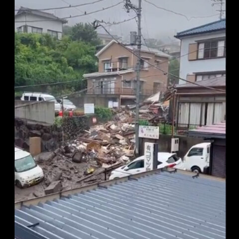 Φονικές κατολισθήσεις στην Ιαπωνία - Το «ποτάμι» χώματος και λάσπης παρασύρει τα πάντα στο πέρασμά του στην παραθαλάσσια πόλη Ατάμι