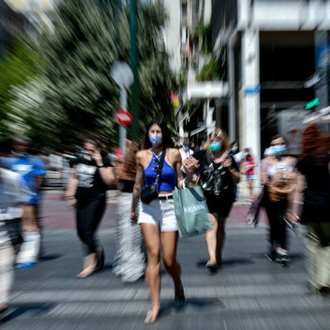 Κοπέλα με μάσκα για τον κορωνοϊό διασχίζει τη διάβαση πεζών στο Σύνταγμα (ΦΩΤΟ ΑΡΧΕΙΟΥ) - Ο ΕΟΔΥ ανακοίνωσε τα νέα κρούσματα κορωνοϊού στην Ελλάδα τη Δευτέρα 5 Ιουλίου 2021