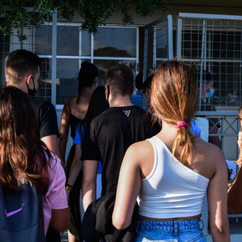 Μαθητές έξω από εξεταστικό κέντρο © Eurokinissi / ΓΙΑΝΝΗΣ ΣΠΥΡΟΥΝΗΣ