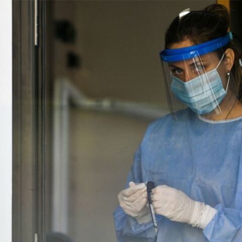 Υγειονομικός του ΕΟΔΥ με rapid test για κορωνοϊό 