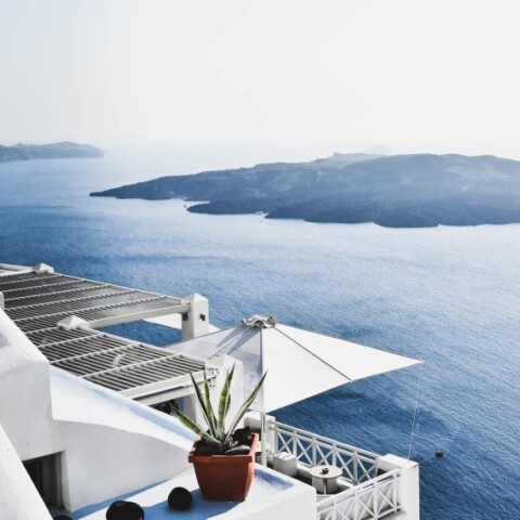 Ξενοσοχείο σε ελληνικό νησί με θέα τη θάλασσα © Unsplash/artiomvallat