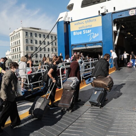 Πολίτες κατά την επιβίβασή τους σε πλοίο στο λιμάνι του Πειραιά