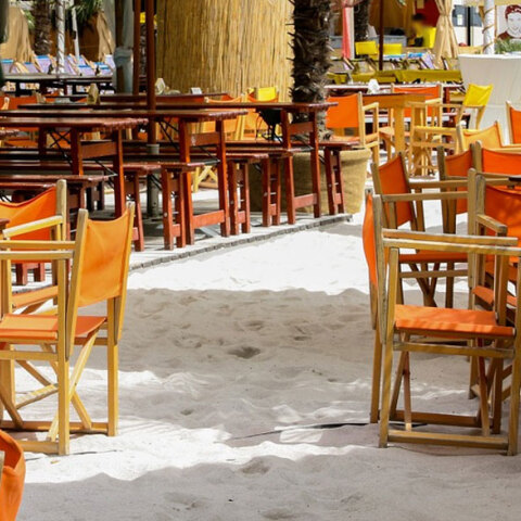 Μετά τη συρροή κρουσμάτων σε πάρτι που διοργανώθηκε σε beach bar της παραλιακής, οι υπεύθυνοι του χώρου ακυρώνουν τις προγραμματισμένες τους εκδηλώσεις για το επόμενο διάστημα © Pixabay