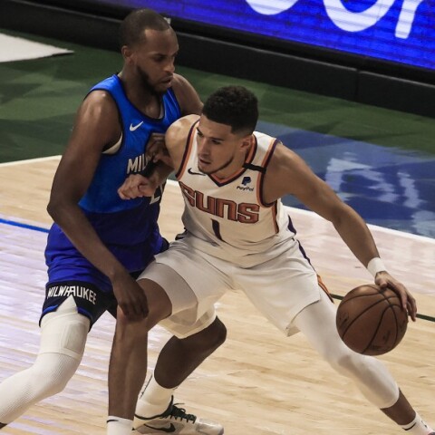 Ο Κρις Μίντλετον σε μαρκάρισμα στον Ντέβιν Μπούκερ