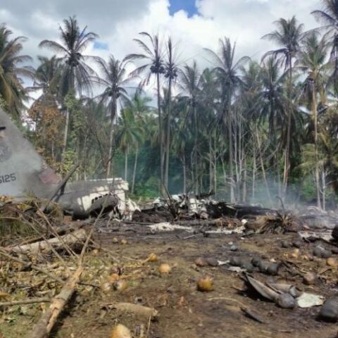 Τα συντρίμμια του αεροσκάφους της πολεμικής αεροπορίας των Φιλιππίνων