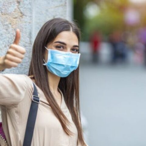 Γυναίκα που φορά μάσκα