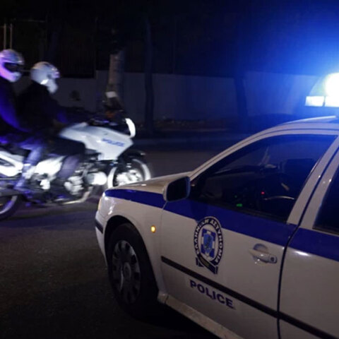 Περιπολικό και μοτοσικλέτα της ΕΛΑΣ (ΦΩΤΟ ΑΡΧΕΙΟΥ) - Δύο πτώματα σε διαμέρισμα στην Καλλιθέα