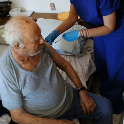 Ο κύριος Νίκος, 93 ετών, είναι ο πρώτος πολίτης στην Ελλάδα που εμβολιάζεται κατ' οίκον για κορωνοϊό