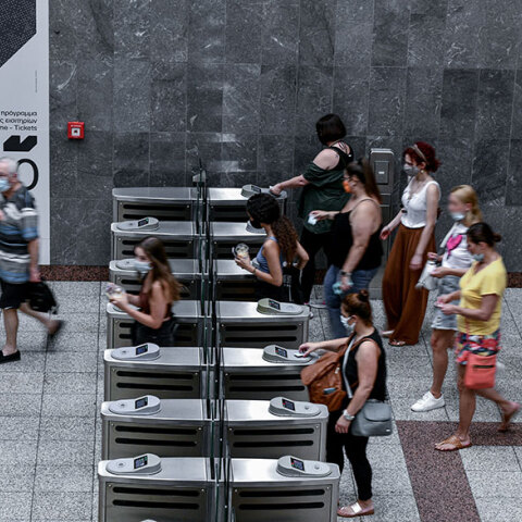 Επιβάτες στο Μετρό «Σύνταγμα» (ΦΩΤΟ ΑΡΧΕΙΟΥ) - Ο ΕΟΔΥ έδωσε στη δημοσιότητα σήμερα Τρίτη 6 Ιουλίου 2021 την κατανομή για τα νέα κρούσματα κορωνοϊού στην Ελλάδα