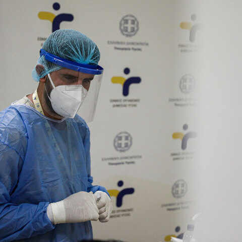 Υγειονομικός του ΕΟΔΥ διενεργεί rapid test - Ανακοινώθηκαν σήμερα Τρίτη 7 Ιουλίου 2021 τα νέα κρούσματα κορωνοϊού στην Ελλάδα