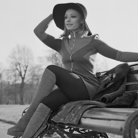 Η Raffaella Carra σε παγκάκι στο Λονδίνο, 17 Ιανουαρίου 1972