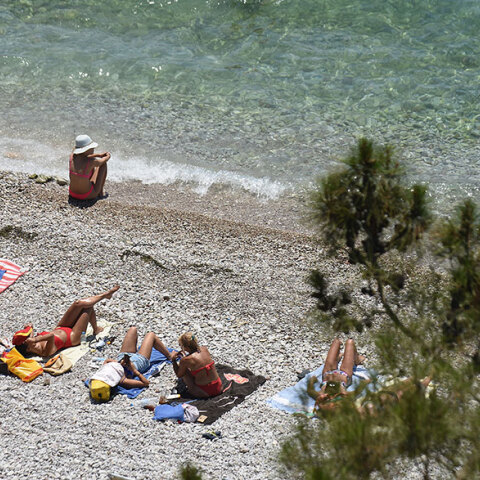 Λουόμενοι σε παραλία (ΦΩΤΟ ΑΡΧΕΙΟΥ) - Δεν αποκλείεται «40άρι» για τον καιρό αύριο, Τετάρτη (7/7)