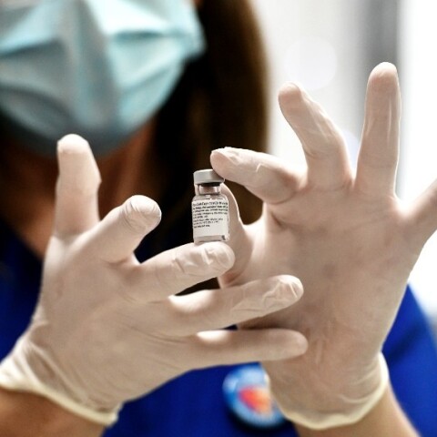 Γιατρός κρτάει φιάλη με εμβόλιο κατά της Covid-19 © ΑΠΕ / ΤΑΤΙΑΝΑ ΜΠΟΛΑΡΗ